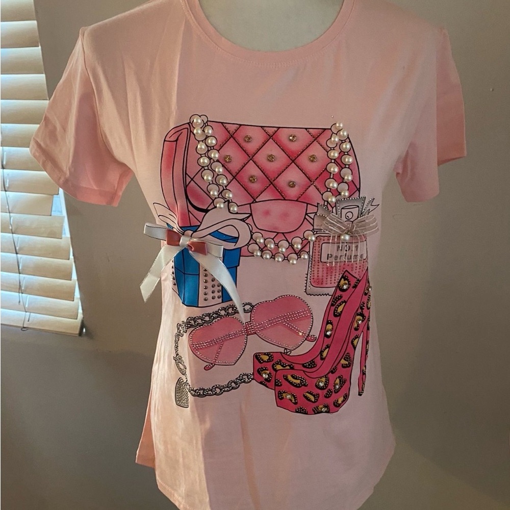 NWT- VINIZVENA . Pink Graphic T-Shirt with Fashion Print.